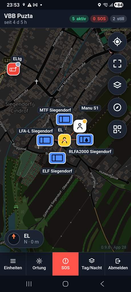 Dieselbe Anwendung am Handy im Nachtschema: dunkle Karte mit den Fahrzeugen MTF, LFA-L, RLFA2000 und ELF Siegendorf sowie der Einsatzleitung, darunter eine Leiste mit Einheiten, Ortung, SOS, Tag/Nacht und Abmelden.